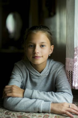 Köyündeki genç bir kızın yakın plan portresi..