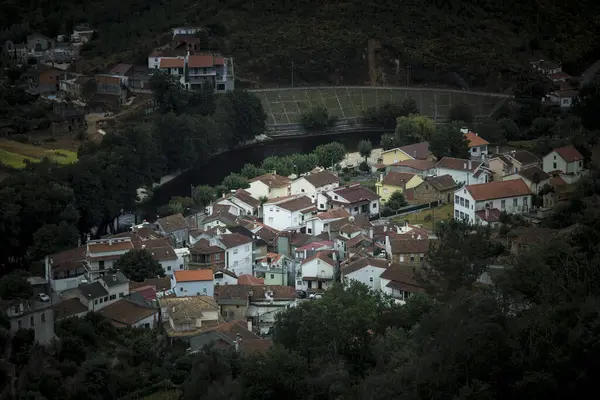 Μια Πόλη Στους Πρόποδες Της Serra Estrella Στην Πορτογαλία Εικόνα Αρχείου