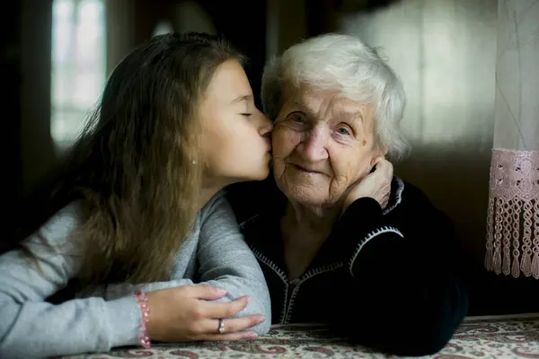Uma Menina Beija Sua Avó Ternamente Quando Ela Visita Fotografia De Stock