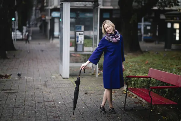 Een Vrouw Poseert Met Een Paraplu Straat Stockfoto