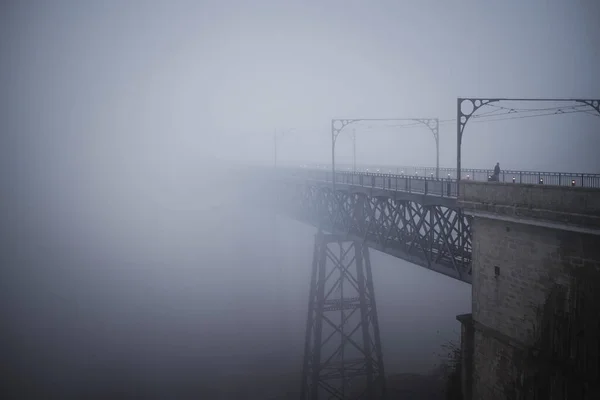 Ponte Ferro Dom Luis Com Nevoeiro Espesso Porto Portugal Fotos De Bancos De Imagens