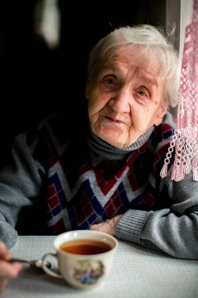Eine Alte Frau Trinkt Tee Der Küche Stockbild