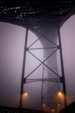 Demir Dom Luis Köprüsü kalın siste, Porto, Portekiz.