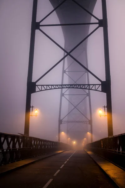 Χαμηλότερη Βαθμίδα Της Γέφυρας Dom Luis Πυκνή Ομίχλη Πόρτο Πορτογαλία Εικόνα Αρχείου