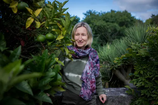 Femme Près Des Arbres Fruitiers Dans Jardin Images De Stock Libres De Droits