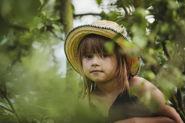 Bahçedeki Küçük Tatlı Bir Kızın Yakın Plan Portresi Telifsiz Stok Fotoğraflar