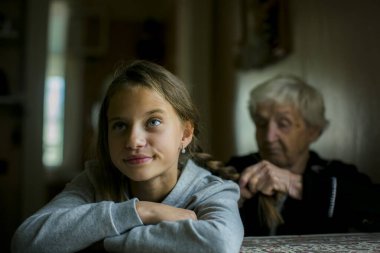 Bir büyükanne huysuz torununun saçını örer..