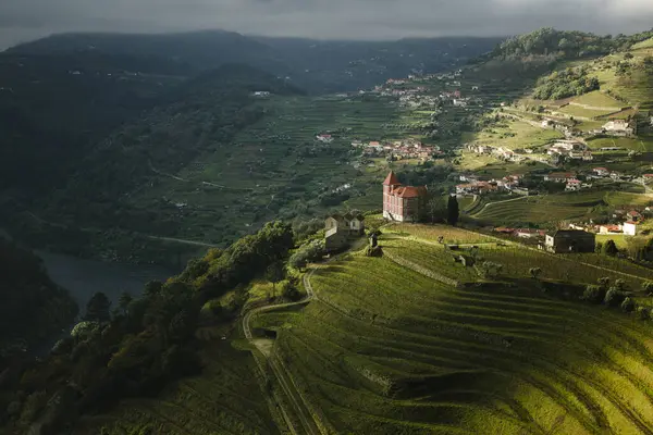 포르투갈 북부의 도우로 계곡의 언덕에있는 마을의 로열티 프리 스톡 사진
