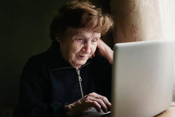 Een Oude Vrouw Die Een Computer Leert Gebruiken — Stockfoto
