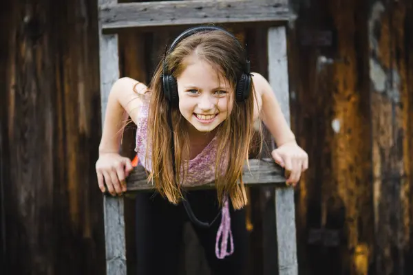 ヘッドフォンを着ている面白い少女の肖像画 ストック画像