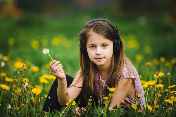 Portret Poważnej Słodkiej Dziewczyny Noszącej Słuchawki Obrazek Stockowy