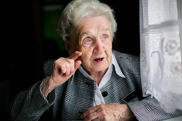 Äldre Kvinna Talar Passionerat Stockfoto