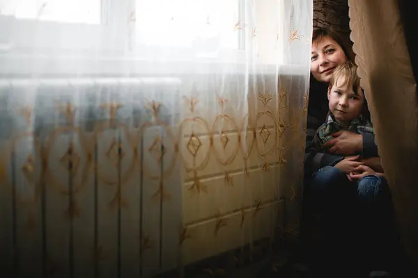 Retrato Uma Mulher Criança Sua Casa Imagens De Bancos De Imagens Sem Royalties
