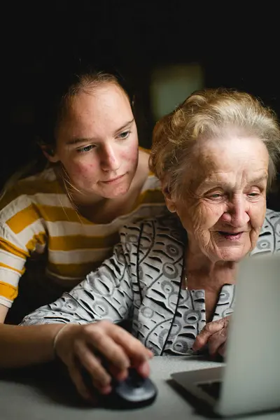 Een Meisje Leert Haar Oma Hoe Computer Moet Gebruiken Rechtenvrije Stockafbeeldingen