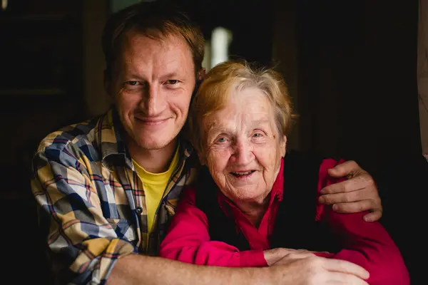Büyükannesiyle Birlikte Bir Adamın Portresi Stok Fotoğraf