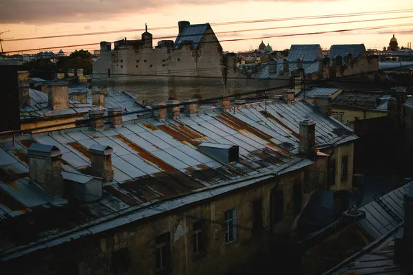 俄罗斯圣彼得堡城市屋顶暮色景象 免版税图库图片