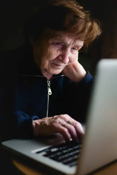 Een Oude Vrouw Zit Met Haar Laptop Stockfoto