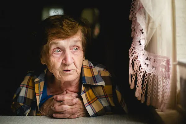 Портрет Пожилой Женщины Сидящей Столом Лицензионные Стоковые Изображения