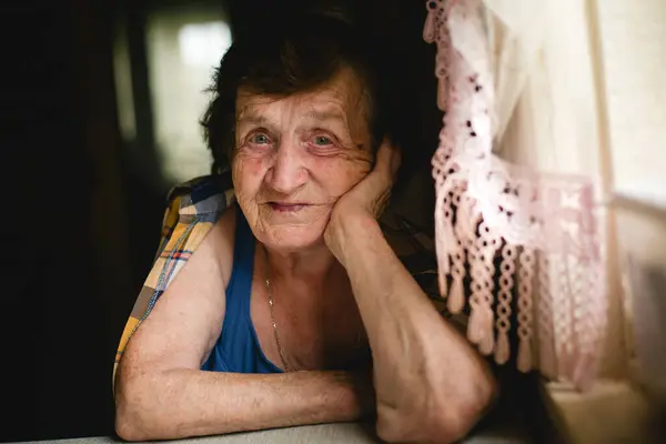 Πορτρέτο Ταμπλό Ηλικιωμένη Γυναίκα Στο Επίκεντρο Royalty Free Φωτογραφίες Αρχείου