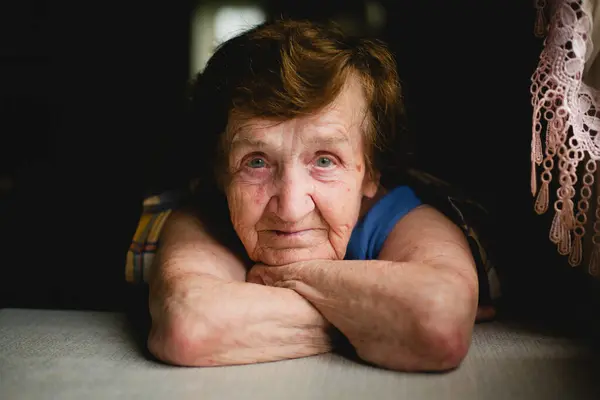 Портрет Пожилой Женщины Столом Лицензионные Стоковые Изображения