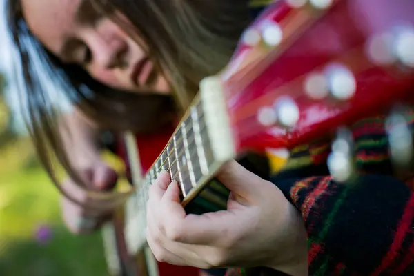 Primer Plano Las Manos Una Joven Tocando Guitarra Imagen De Stock
