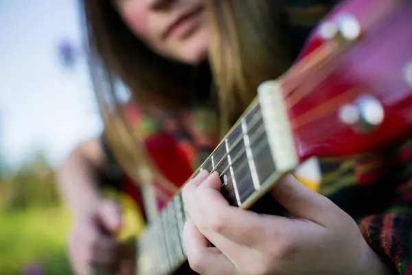 Primer Plano Las Manos Una Chica Tocando Guitarra Imagen De Stock