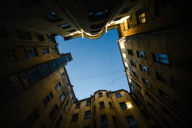 St. Petersburg avlusundan gökyüzüne bir göz atmak. Sakin bir ortam ve tarihi mimari büyüleyici bir kompozisyon oluşturuyor..