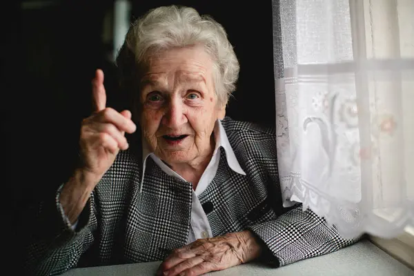 Fotografia Uma Senhora Madura Com Dedo Indicador Significativamente Elevado Fotografias De Stock Royalty-Free