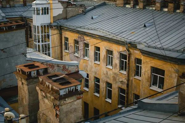 페테르부르크의 매력적인 지붕은 수세기 도시의 유산을 한눈에 수있는 조용한 증인으로 스톡 이미지