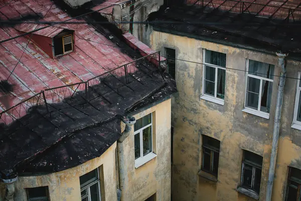 サンクトペテルブルクの屋根は 都市の豊かな遺産と文化の多様性の物語を伝える建築様式のモザイクを形成しています ストックフォト