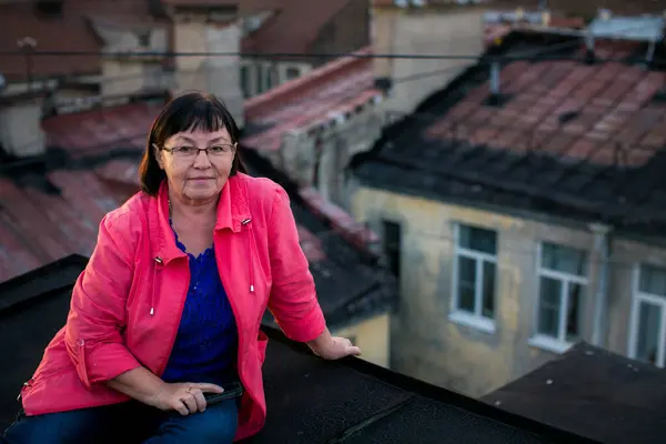 Kobieta Średnim Wieku Wdziękiem Siedzi Dachu Sankt Petersburgu Ciesząc Się Zdjęcia Stockowe bez tantiem