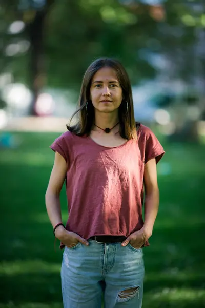 Una Joven Con Una Camiseta Vaqueros Rasgados Posa Para Retrato Imagen De Stock