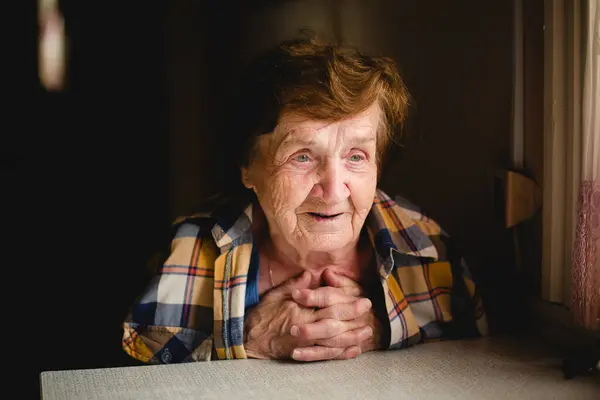 Ζεστό Φως Του Ήλιου Λούζει Δωμάτιο Καθώς Ηλικιωμένη Κυρία Κάθεται Φωτογραφία Αρχείου