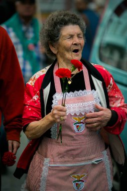 PORTO, PORTUGAL 25 APR 2024: Karanfil Devrimi 'nin 50. yıldönümü kutlamaları sırasında Özgürlük Yürüyüşü. 25 Nisan. 25 Nisan 1974 'te sol eğilimli subayların askeri bir darbesiydi.