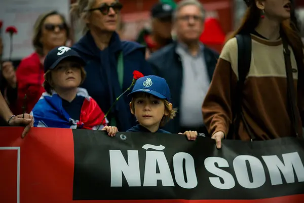 Porto Portugal Apr 2024 Frihetsparad Firandet Nejlikarevolutionen Alias Den April Royaltyfria Stockfoton