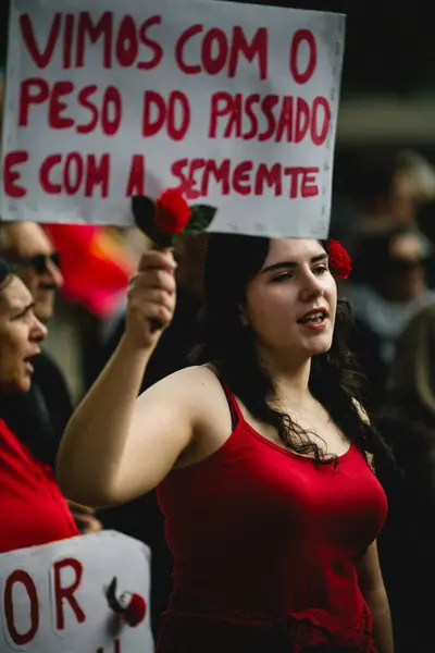 Porto Portugal Apr 2024 Szabadság Parádé Szegfű Forradalom Évfordulója Alkalmából Jogdíjmentes Stock Képek