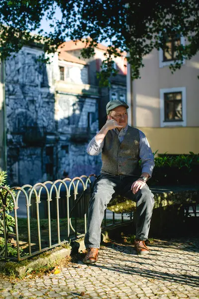 Sokak Elbiseli Telefonu Olmayan Bir Adam Eski Bir Kasabanın Caddesinde - Stok İmaj