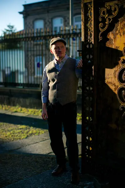 街景一个穿着休闲装的男人站在一个老城区的街景 图库图片