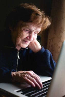 Dizüstü bilgisayarda klavyede yazan son sınıf öğrencisi kadın..