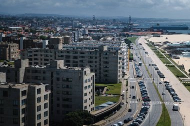 Portekiz 'deki Leca da Palmeira Deniz Feneri' nden (Farol da Boa Nova) Matosinhos 'a doğru uzanan kıyı şeridinin nefes kesici manzarasının tadını çıkarabilirsiniz..