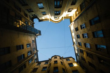 Gökyüzüne tipik bir St. Petersburg avlusundan bakarak şehrin eşsiz mimari özünü vurguluyor..