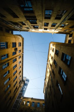 Gökyüzüne tipik bir St. Petersburg avlusundan bir bakış. Şehrin kendine özgü mimari güzelliğini gözler önüne seriyor..