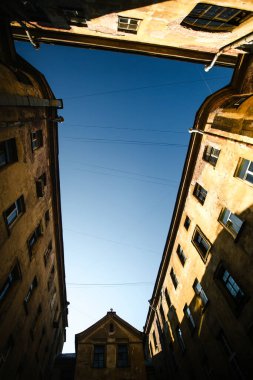 St. Petersburg 'un tipik kuyu avlusundan gökyüzü manzarası şehrin eşsiz mimari cazibesini yakalıyor..