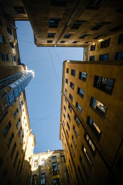 St. Petersburg avlusunun dibinden mavi gökyüzü manzarası.