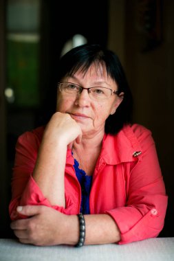 Masadaki olgun bir kadının portresi..