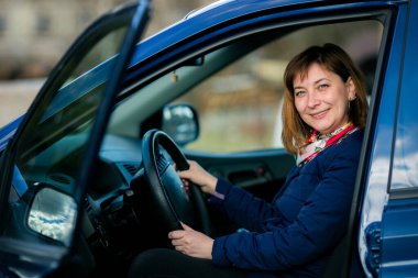 Direksiyon başında poz veren bir kadın..