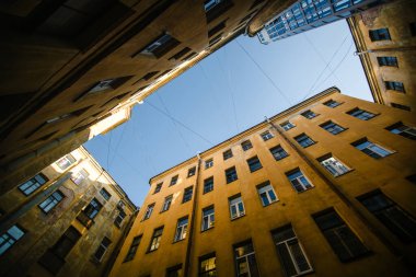 St. Petersburg 'un tipik avlularında tarihi Rus mimarisi sergileniyor, klasik konut binaları var..