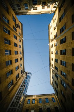 Geleneksel Saint Petersburg avlusundan gökyüzü manzarası. Rusya.