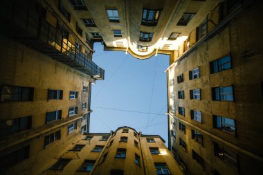 Aziz Petersburg, Rusya 'daki eski bir binanın geleneksel avlusundan gökyüzüne bir bakış..