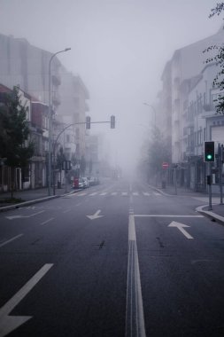 Porto sokaklarından biri sabah sisi ile kaplanmış gizemli ve sessiz bir atmosfer yaratıyordu. Portekiz.